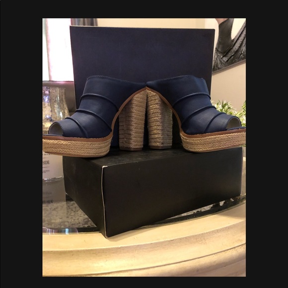 SOLD!!!

💙NEW “BCBG” *Cecely* Blue Midnight Elko Nubuck size 7💙 - Picture 3 of 8